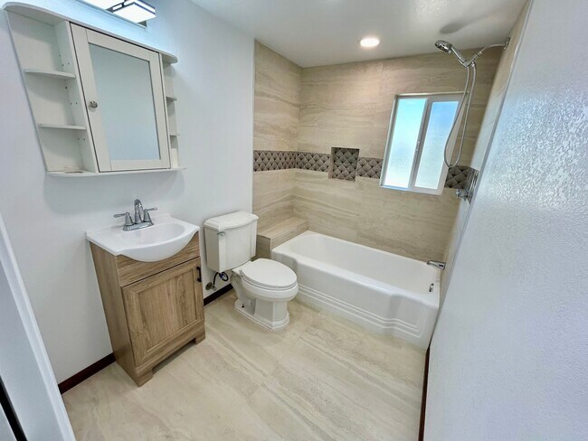 Building Photo - Charming 2 Bed / 2 Bath Coastal Retreat with Ocean Views in Ocean Beach