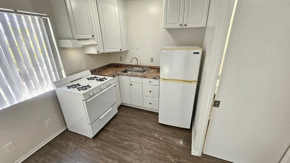 Building Photo - 1750 S Longwood Ave