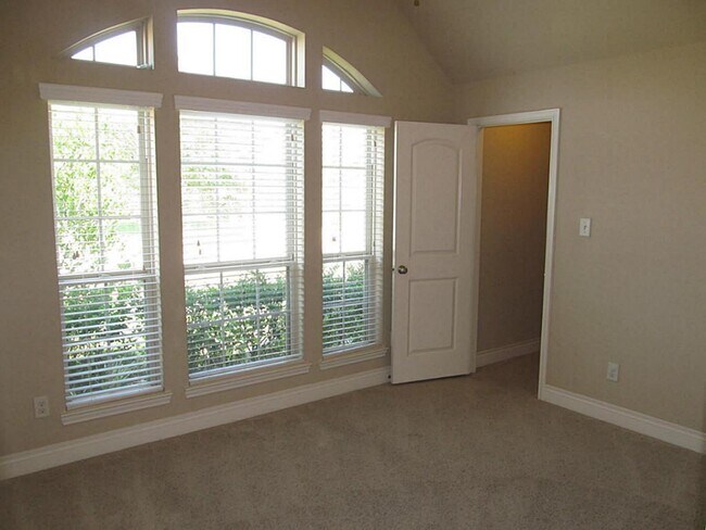 Building Photo - 14104 Green Thicket Dr