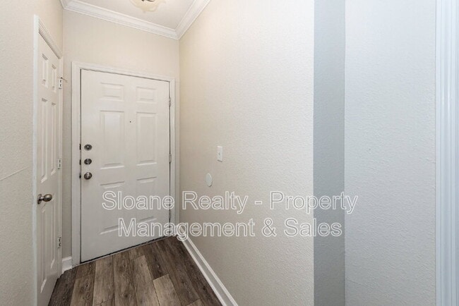Building Photo - 700 Daniel Ellis Dr