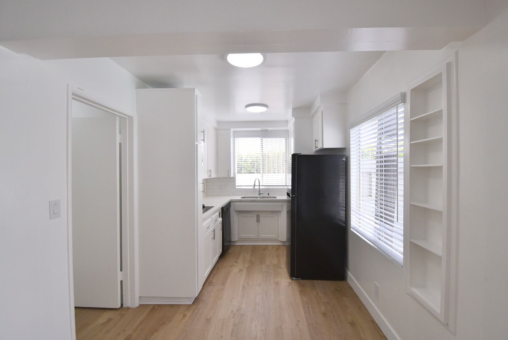 Building Photo - 5230 Vesper Ave