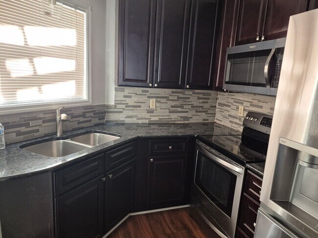 Building Photo - 1004 Brookhollow Dr