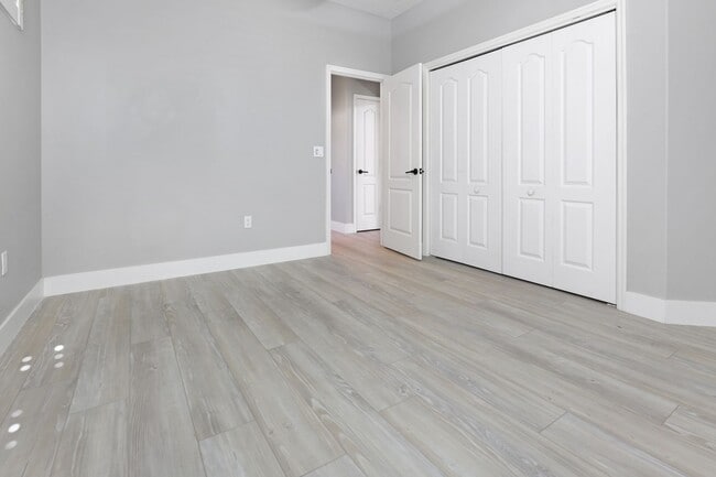 Building Photo - Pet-friendly, Newly Remodeled 2bd/2bth in Palmer Ranch