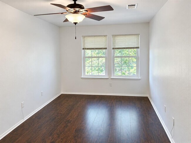 Building Photo - 1015 E Yager Ln