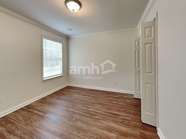 Building Photo - 22 Willow Bend Dr