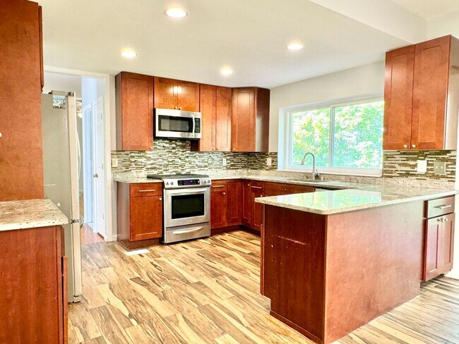 Building Photo - GORGEOUS COLONIAL IN WOODBRIDGE!