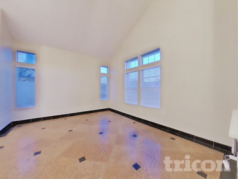 Building Photo - 863 Pike Dr