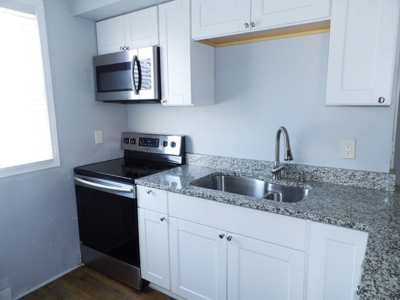 Building Photo - 921 W 36th St