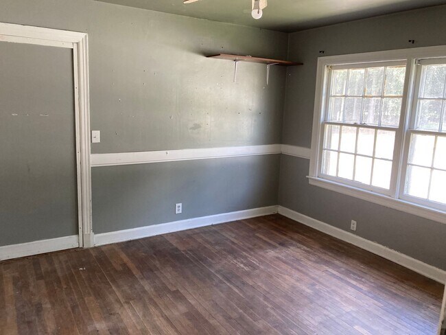 Building Photo - 3 bedroom / 1 Bathroom House