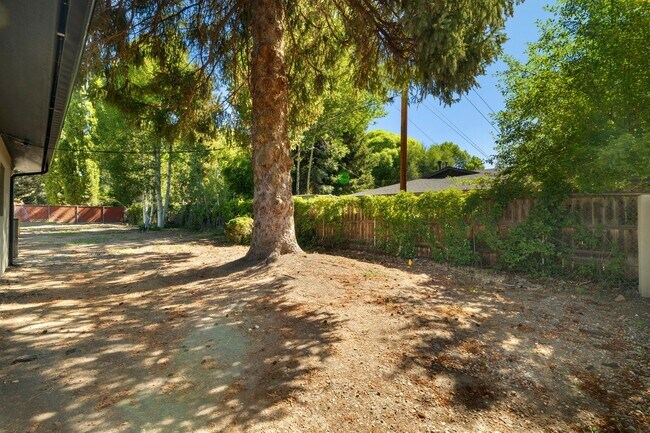 Building Photo - Reburbished 3bd/2ba, 2,275 sq ft home in Coconino Estates close to Hospital, park, downtown Flags...