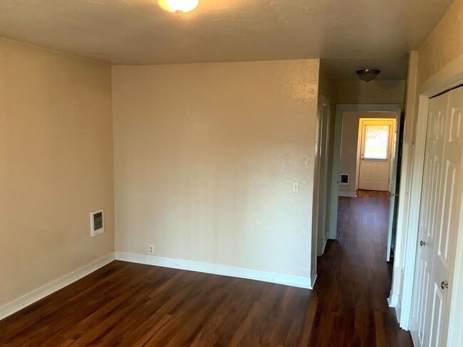 Building Photo - 1 Bedroom Duplex in Midtown Near the Whit