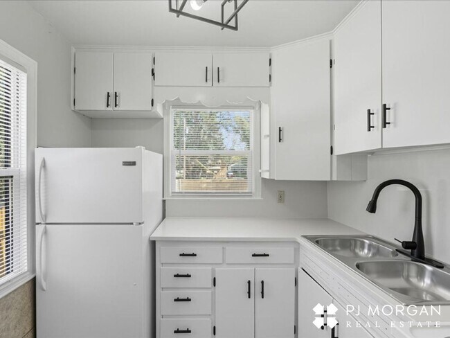 Building Photo - Stylish Updates + Spacious Yard + 2-Car Ga...