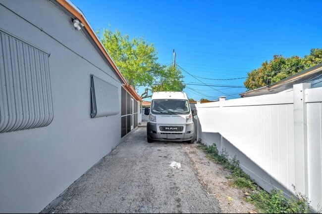 Building Photo - 7151 Taft St