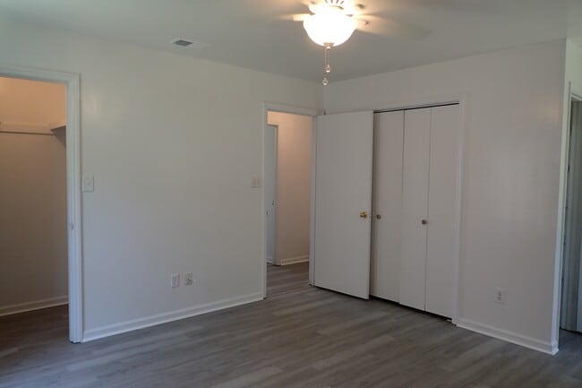 Building Photo - 2224 Pin Oak Cir