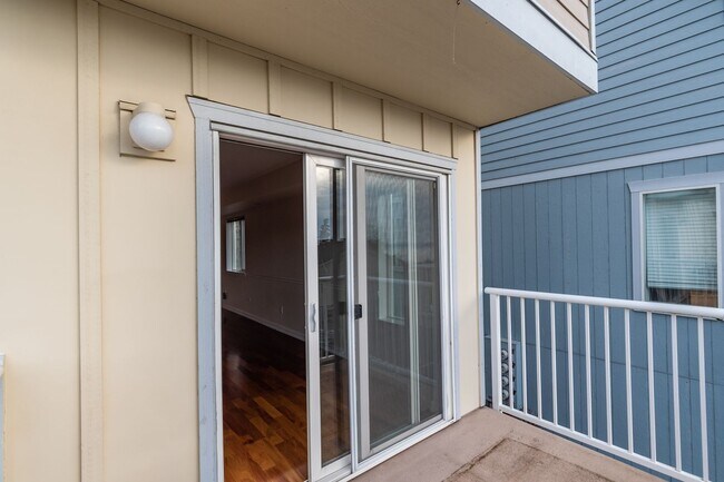 Building Photo - 2 Bedroom, 2.5 Bath Condo in Madrona Heights