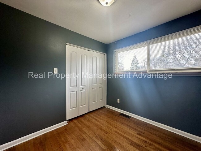 Building Photo - Beautiful Mid-Century 3 Bedroom Steps from...