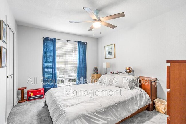 Building Photo - 7924 Royal Ln