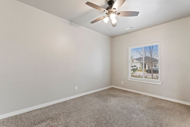 Building Photo - Upgraded 4 Bed 2.5 Bath Home