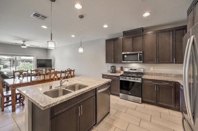 Building Photo - 1028 Via Corto St