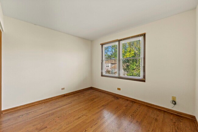 Building Photo - 62 E Fox Hill Dr