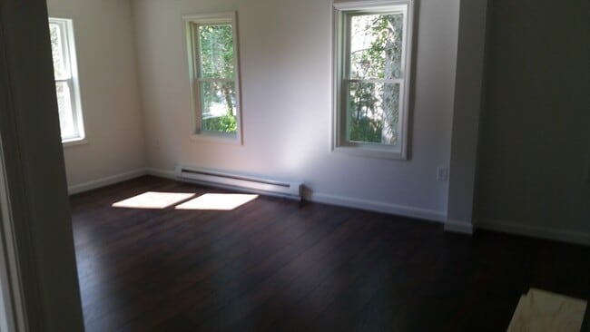 Building Photo - 10 Sutton Rd