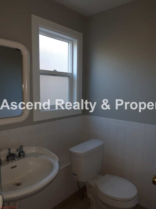 Building Photo - 4 Bed on Cul de Sac, Fenced Yard, Quick Access to Schools, Outlet Mall, Troutdale Station Food Ca...