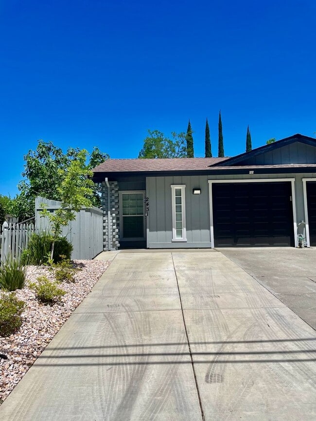 Building Photo - LARKSPUR 2431-2433