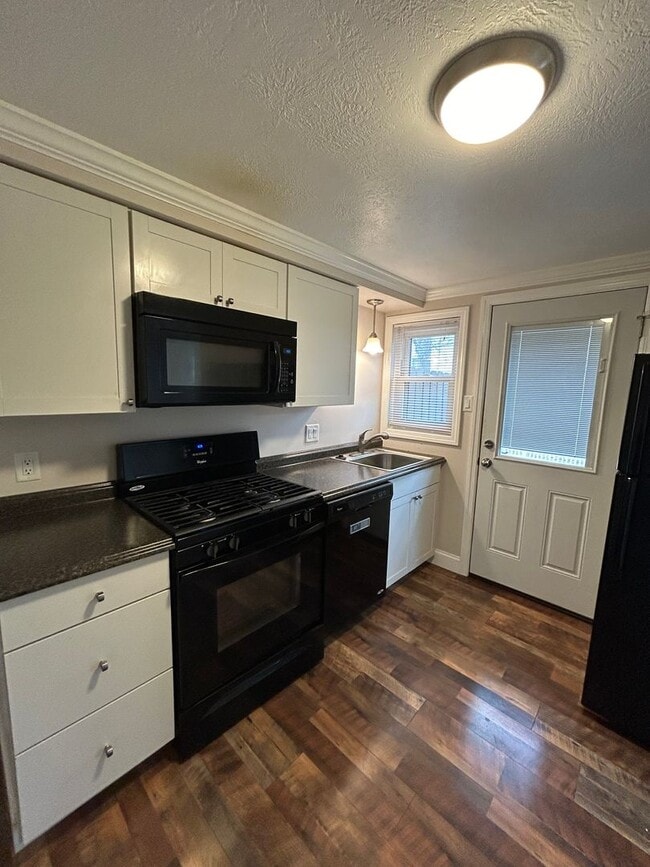 Building Photo - Modern Charm: 2 BR Home with Finished Basement, Pet Friendly, Assigned Parking, and Prime Location!