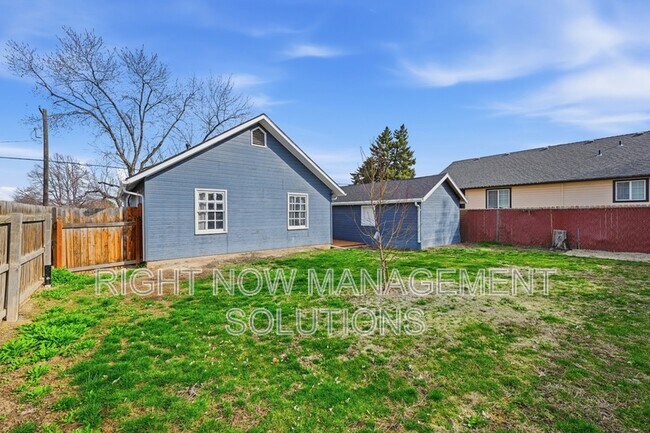 Building Photo - 415 W Linden St