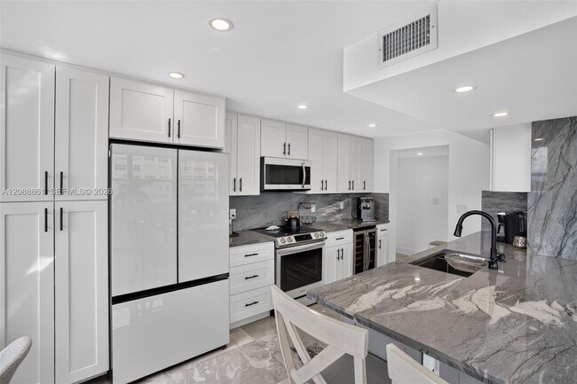 Building Photo - 3113 S Ocean Dr