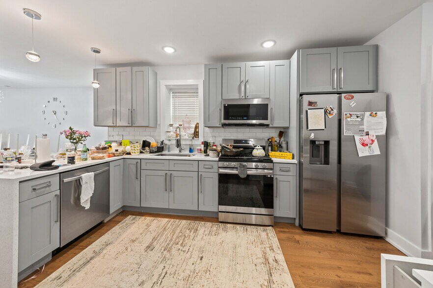 Building Photo - 2550 W Balmoral Ave