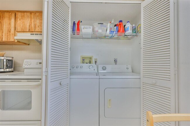 Building Photo - 9000 Commodore Dr