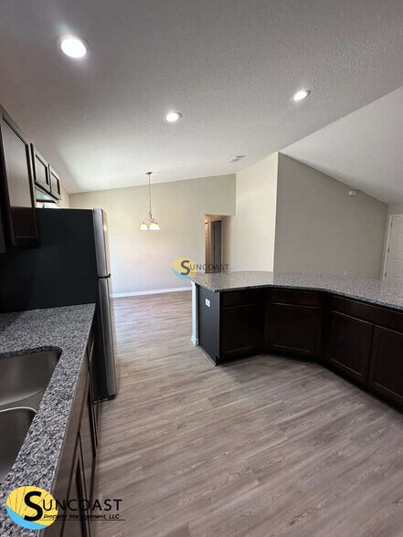 Building Photo - 8009 N Primrose Dr