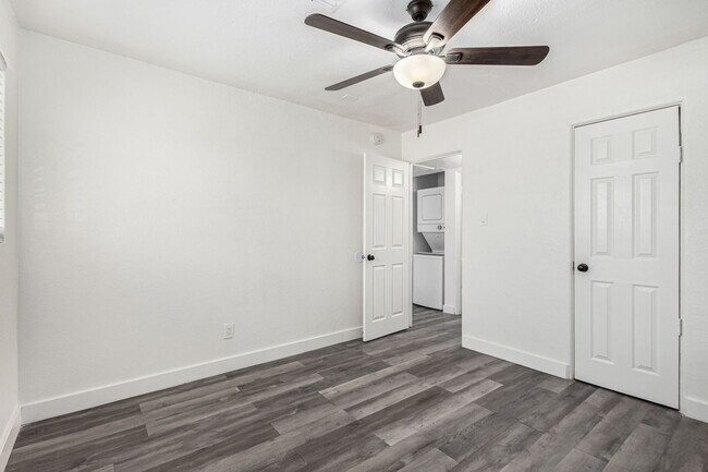 Building Photo - Two Bedroom with Yard & Washer/Dryer - 4 Weeks of Free Rent!