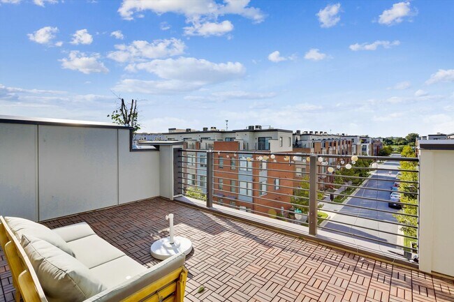 Building Photo - GREAT LOCATION!! Stunning 3BD/3.5BA luxury 4-level townhouse!