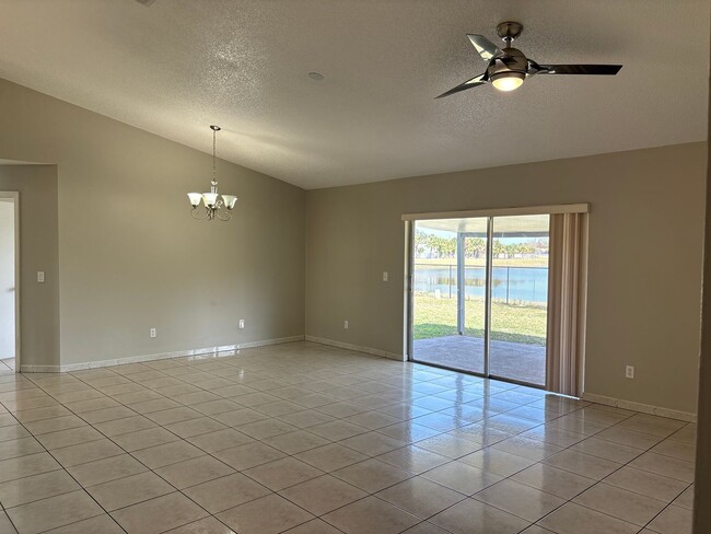 Building Photo - Orlando - Beautiful 3 Bedroom 2 Bathroom Home with Waterview!