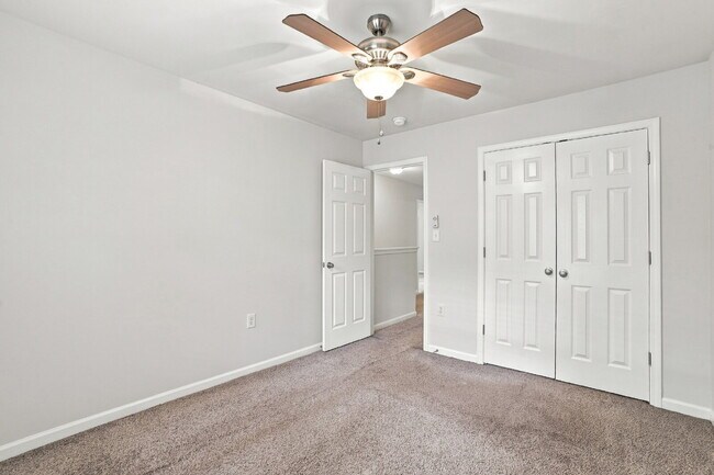 Building Photo - Spacious End Unit Townhome!