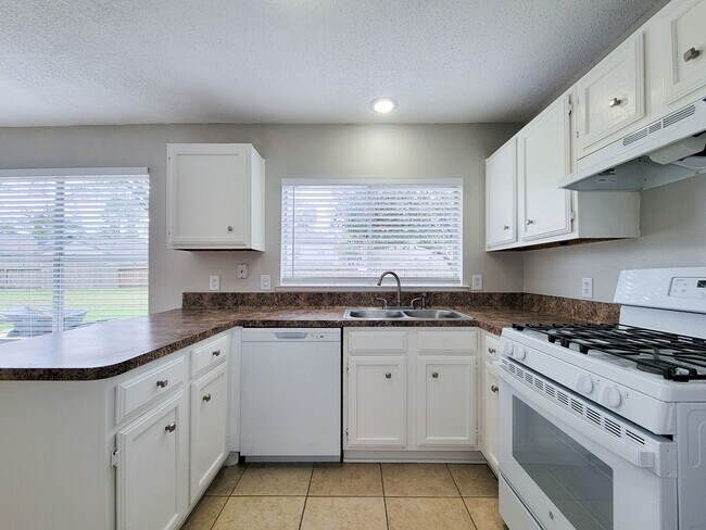 Building Photo - Welcome home to a bright & spacious retreat in sought-after Steeplechase where comfort, function ...