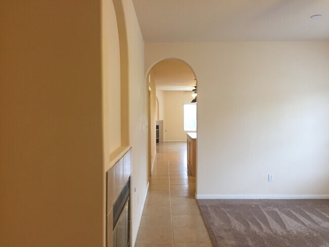 Building Photo - Wonderful 4+2 located North of Stockdale H...