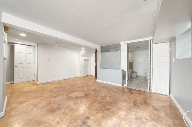 Building Photo - 7250 N Rogers Ave