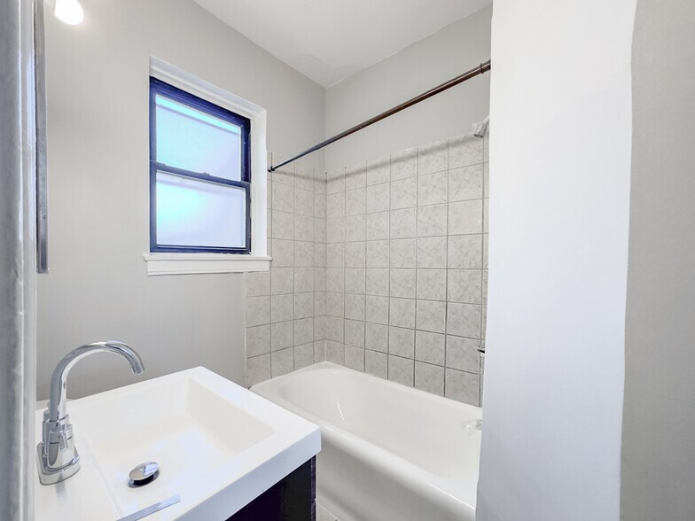 Building Photo - 4854 N Damen Ave