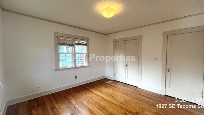 Building Photo - Light-Filled 3 BD | 2 BA Home in the Heart of Sellwood!