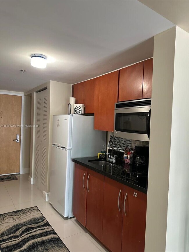 Building Photo - 1200 Brickell Bay Dr