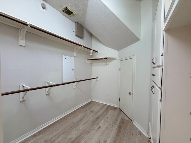 Building Photo - 1528 Mesa Verde Dr