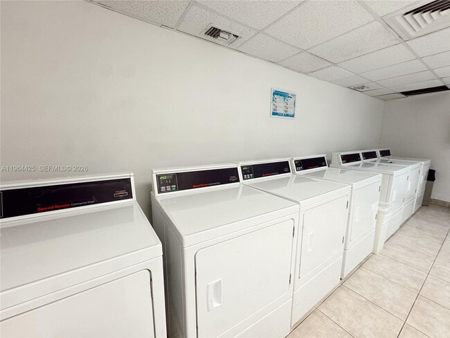 Building Photo - 1750 N Bayshore Dr