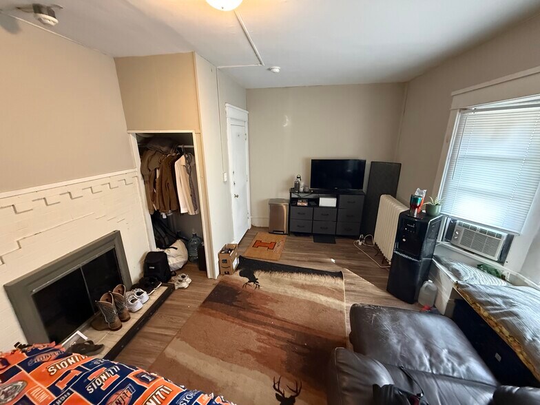 Building Photo - 804 W Oregon St