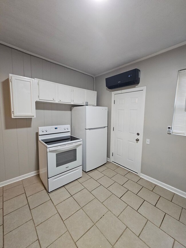 Building Photo - 2 Bedroom 1 Bath Downstairs apartment in t...