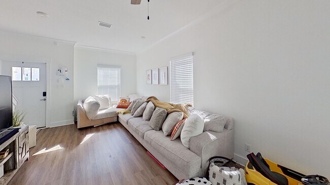 Building Photo - Beautiful 3/2.5 Verandas Townhouse