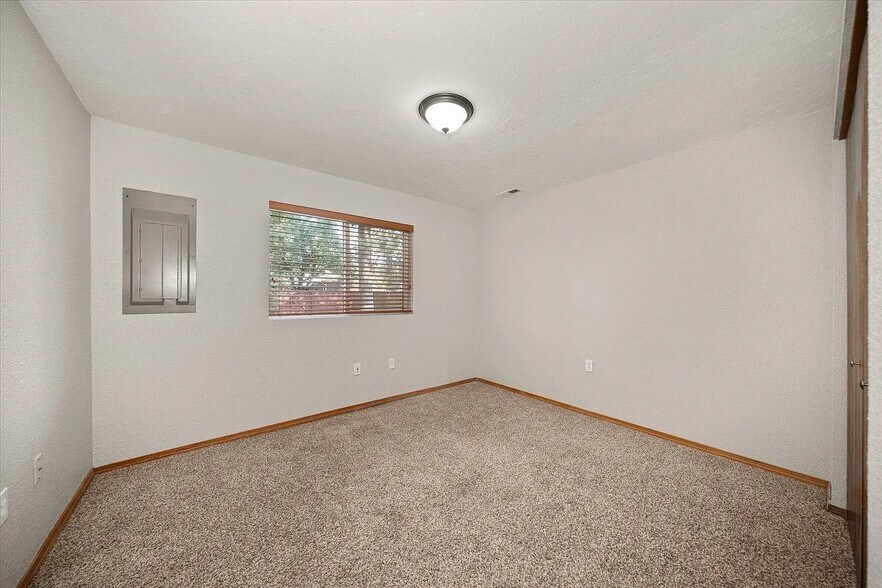 Building Photo - 4017 E 33rd Ave