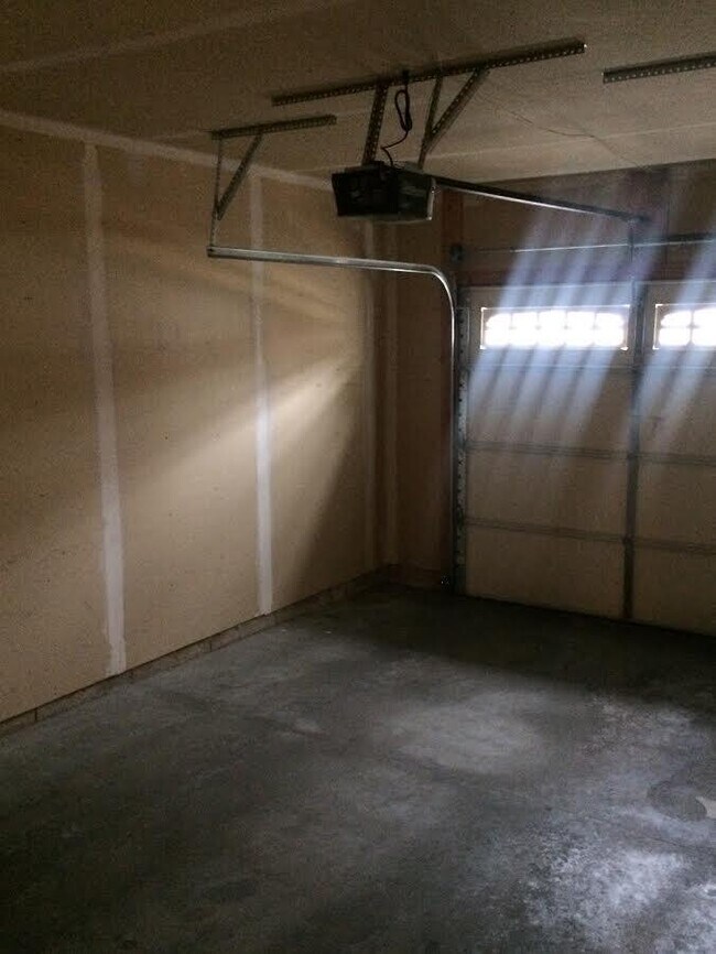 Building Photo - Fantastic 3-Bedroom, 2 3/4 bathroom Townho...